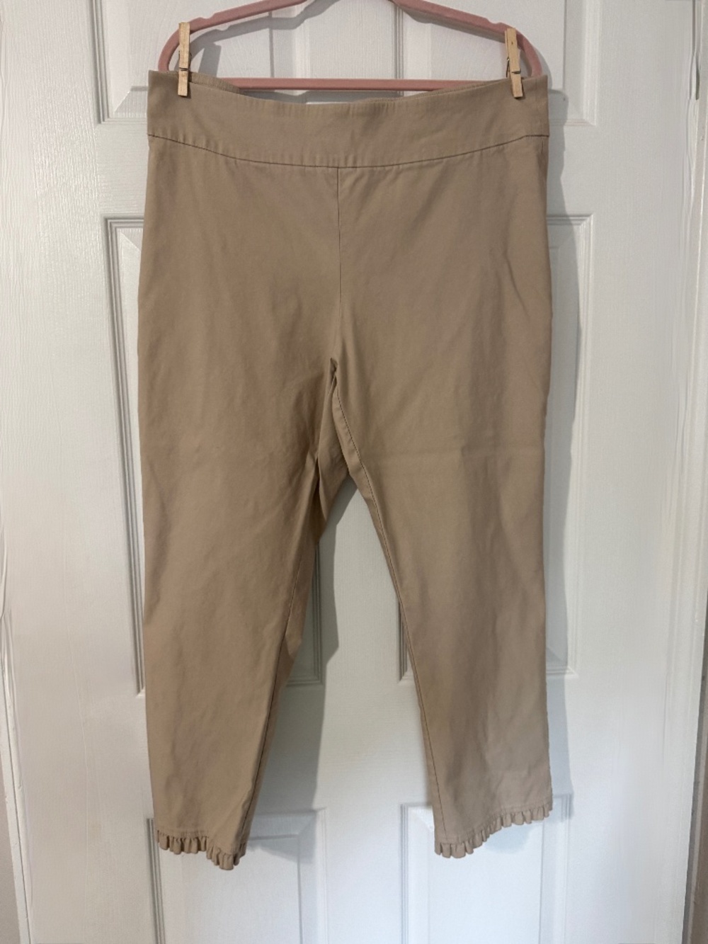 Khaki Crown & Ivy Cropped Pants